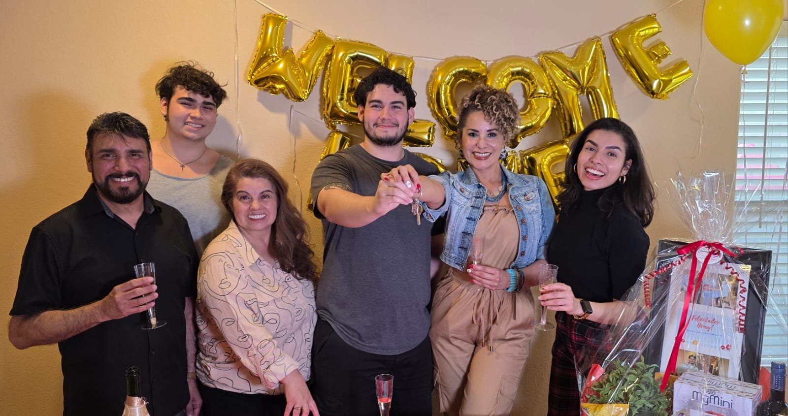 Pareja con llaves de casa nueva
